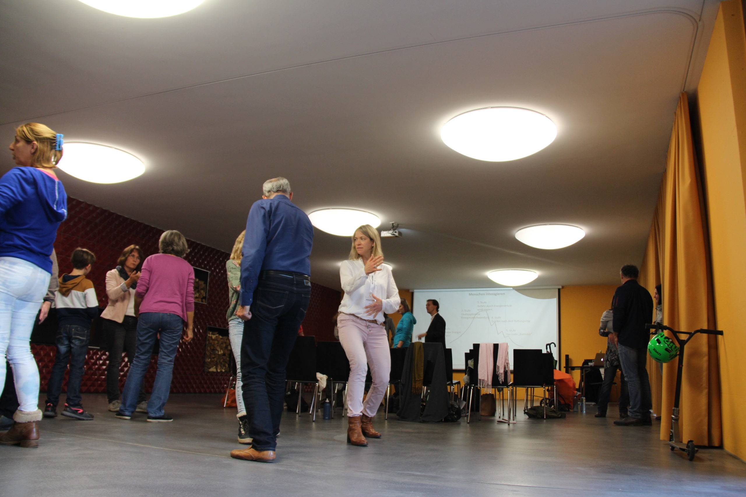 Gruppe mit Kickboard am MINDFLOW Basisseminar Zürich-Affoltern
